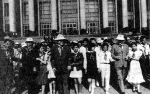 1990年,江泽民、李鹏、王震等到天安门广场和小朋友一起参加“六一”国际儿童节联欢会