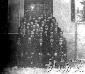 1912年4月,孙中山宣布让位于袁世凯后与内阁成员合影