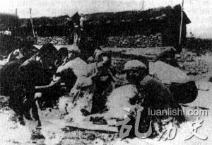 1960年,王震在北大荒调查,与连队战士同吃一锅饭