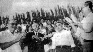 1991年,王震同志视察新疆时高兴地弹起热瓦甫
