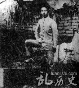 1935年,任二方面军第六军团政委的王震在湖南省石门县