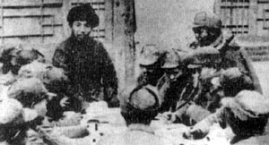1942年,王震和359旅官兵研究开发南泥湾计划