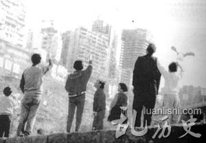 临江门“城中城”建设工地旁,几代重庆人在放飞希望