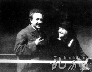1921年爱因斯坦和他的第二位妻子艾丽莎,这次他们的确找到了幸福