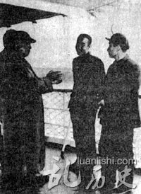 1958年,王任重陪同毛泽东同志乘轮船过三峡
