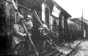 攻克洛阳的战士们遵守纪律,不进民房,在外避雨。