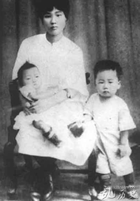 毛泽东的第二任妻子杨开慧与毛岸青、毛岸英。