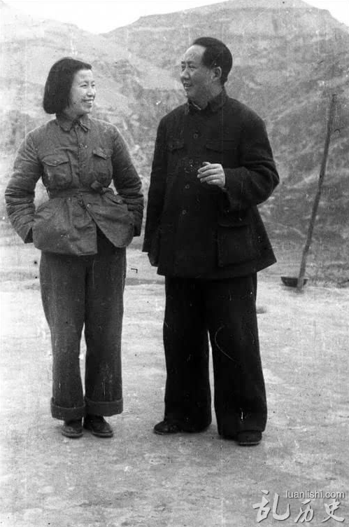 1944年，毛泽东与第四任妻子江青在延安。
