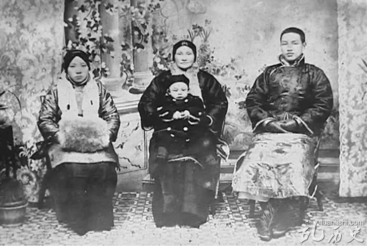蒋介石的第一任妻子毛福梅。(左起)毛福梅、蒋母王采玉、丈夫蒋中正与儿子蒋经国(前)。
