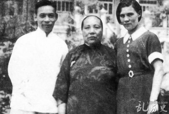 蒋介石原配夫人毛福梅(中)与儿子蒋经国、儿媳蒋方良。