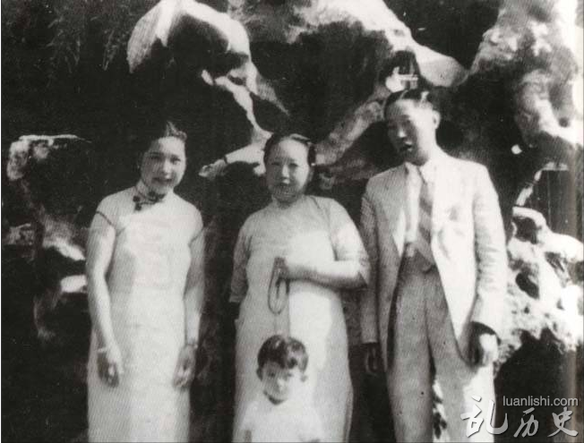姚冶诚(中)，蒋介石侧室夫人，蒋纬国的养母。