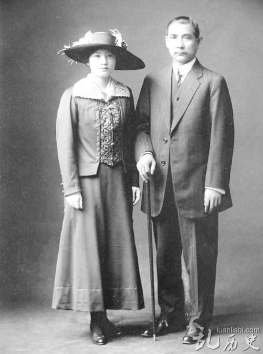 宋庆龄与孙中山在日本东京结婚。宋庆龄是孙中山于中国的第二任正式妻子