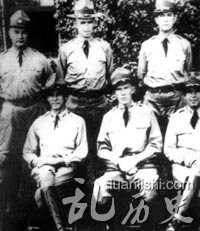 1930年代,史迪威与本宁堡步兵同学合影,并排左为史迪威,前排中为马歇尔,后排中为布莱德雷。