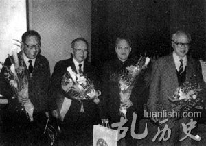 受到表彰的四位科学家。右起：王淦昌、杨嘉墀、王大珩、陈芳允