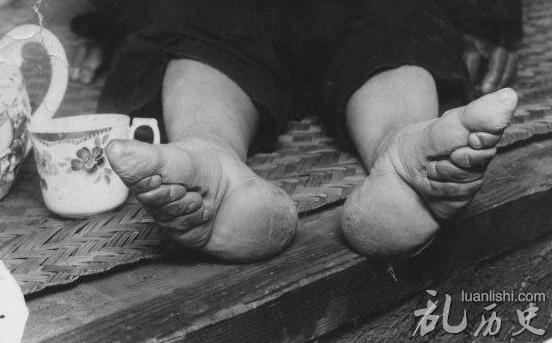 缠足由来 女子为何被逼迫缠足?女子缠足的原因是什么?