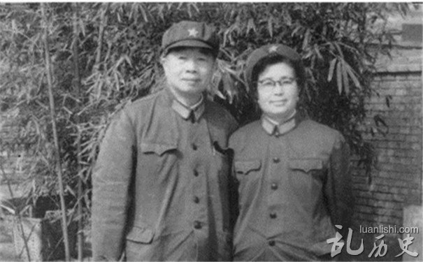 郭化若(左)图片