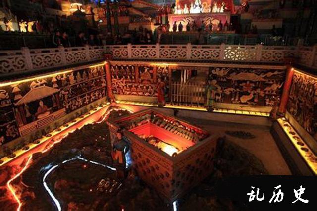 此人为盗墓,愣是把一座山挖出了两条深沟,动用30万人都挖不动