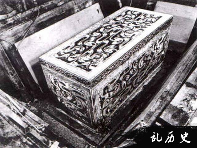 施工队一钎子通下去,冒出气体烧3天3夜,后竟发现2千年前古墓
