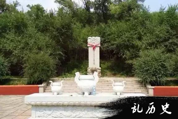 一个不出名的小山村,但村民大都是皇室后裔,其祖上曾是开国皇帝