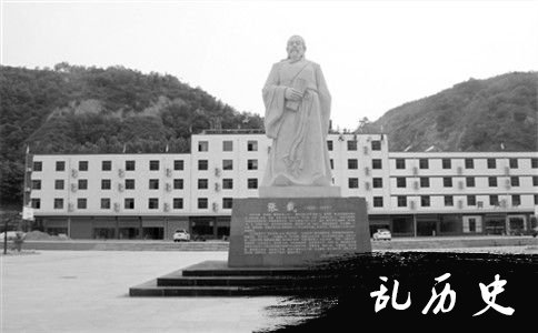 张载雕像