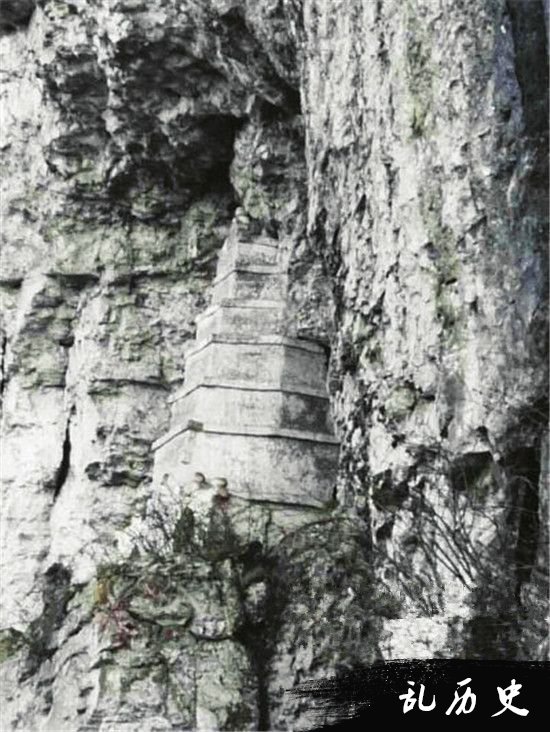 悬崖峭壁现600年前古佛塔! 如何制作至今是迷
