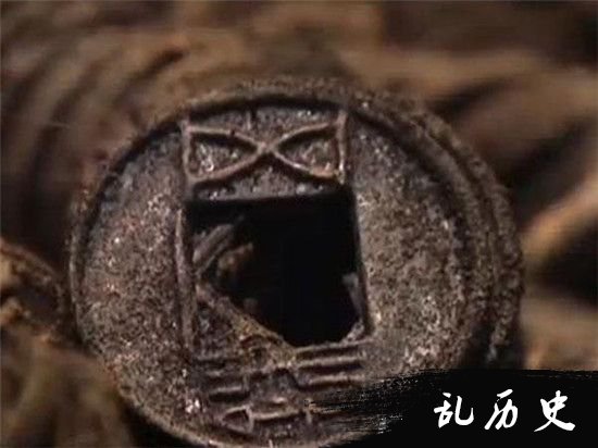 江西海昏侯墓考古：200万枚铢钱中发现错版！
