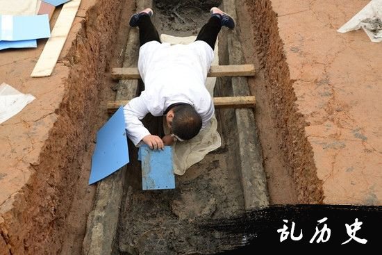 成都工地发现60座战国船棺古墓 出土器物300件!