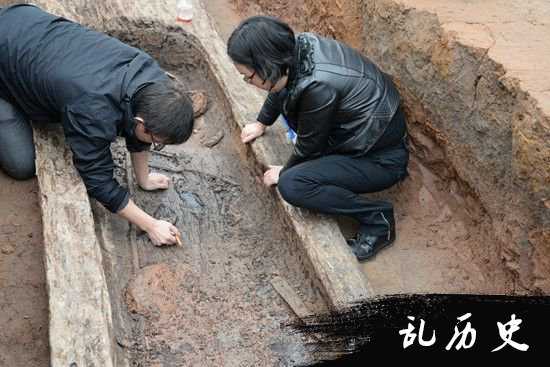 成都工地发现60座战国船棺古墓 出土器物300件!