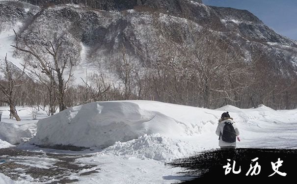 梦见商人在雪地滑倒