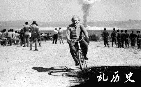 爱因斯坦骑单车照片