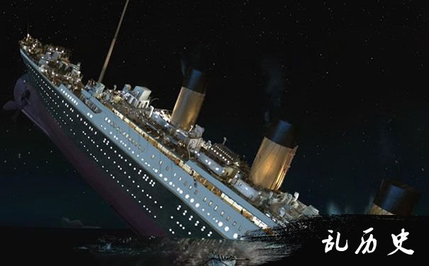 泰坦尼克号沉没剧照