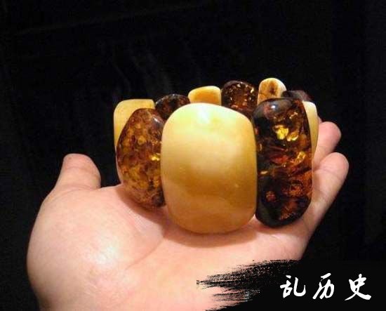 俄罗斯矿区现巨大琥珀 罕见龙血色价值不菲