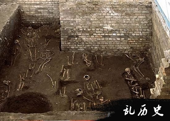 英国考古学家发现武器秘藏 可追溯至青铜时代