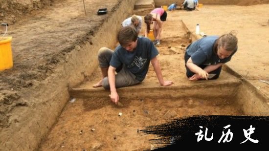 英国考古学家发现武器秘藏 可追溯至青铜时代