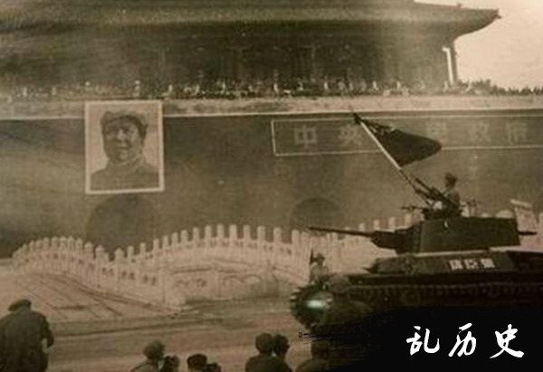 1949年开国大典上悬挂的毛泽东像