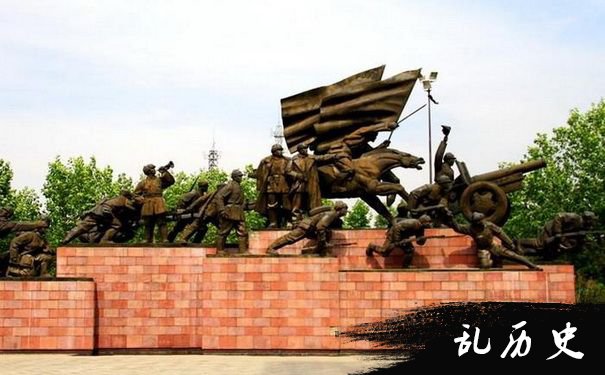 平津战役纪念馆前的群雕