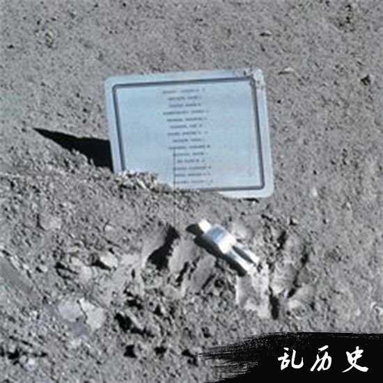 月球现人类艺术品 14位跨国籍宇航员齐聚惹人怀念
