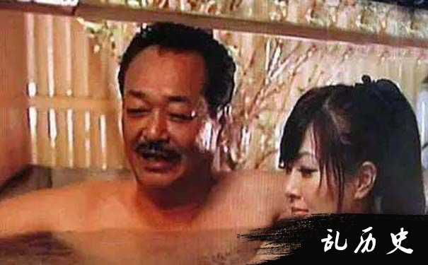女儿与父亲泡澡