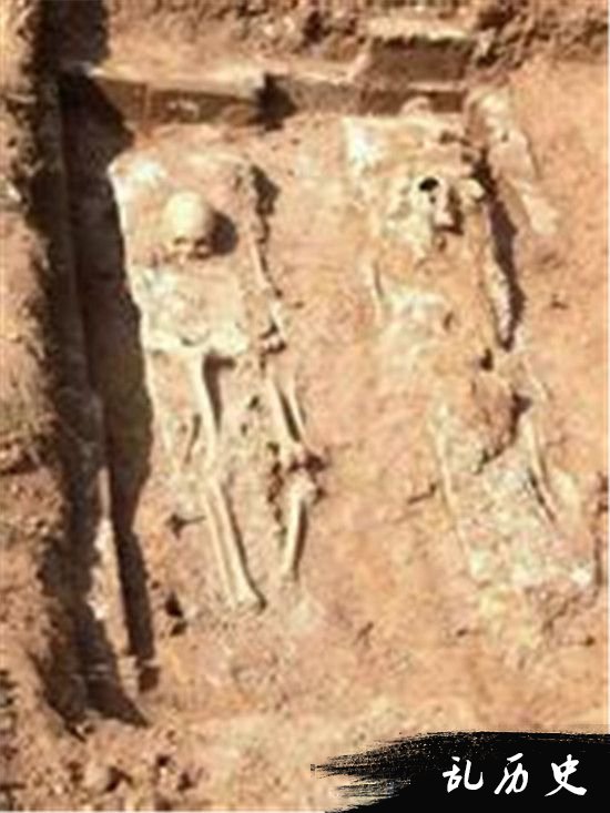 轰动全球！千年古墓意外发掘双胞胎美女干尸