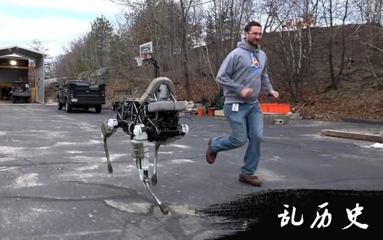 谷歌Spot大狗机器人 负重后灵活奔跑运送货物