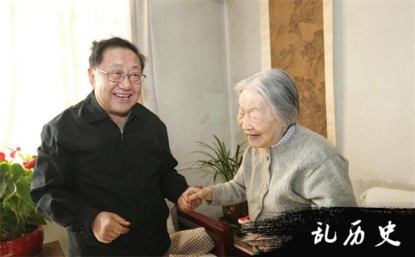 杨绛（右）图片