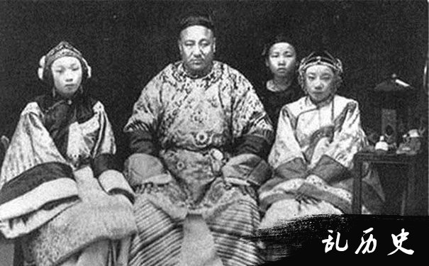 男子三妻四妾