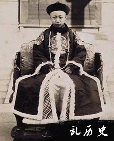 溥仪着皇帝服制照