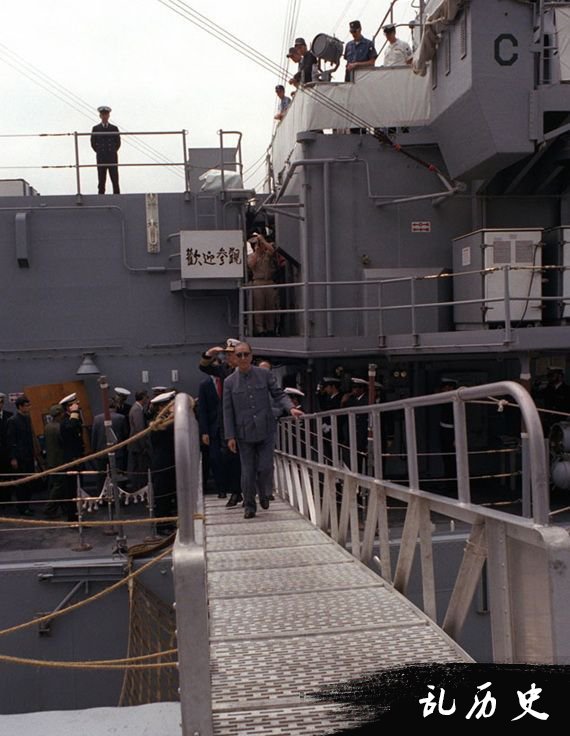 1980年刘华清参观美军航母旧照