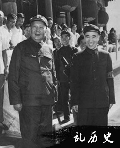 1966年夏，毛泽东、林彪在天安门城楼上