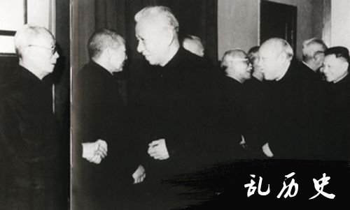 熊克武（左一）