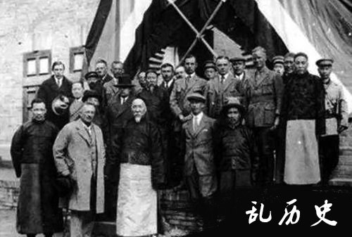 杨增新与中外人士合影
