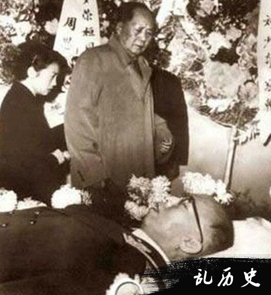 　罗荣桓：英年早逝的第一位元帅。1963年12月16日，罗荣桓逝世。当晚，毛泽东在中南海颐年堂主持会议。会前，毛泽东提议大家起立为罗荣桓默哀。几天后，毛泽东写成七律《吊罗荣桓同志》，这是毛泽东唯一的悼念元帅诗。12月19日，毛泽东、刘少奇、朱德、邓小平等党和国家领导人来到北京医院，向覆盖着中国共产党党旗的罗荣桓的遗体告别。图为毛泽东出席罗荣桓遗体告别仪式。