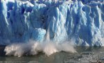 南极一块冰山已经完全崩塌