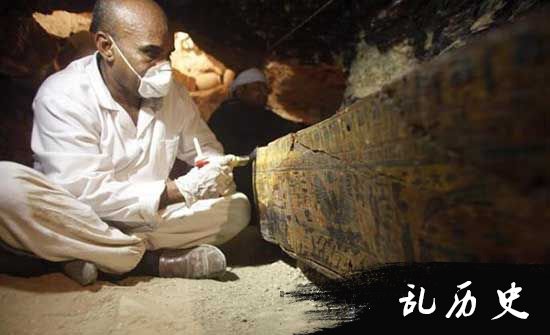 埃及发现古墓和木乃伊 疑似古墓群或将发现更多古墓